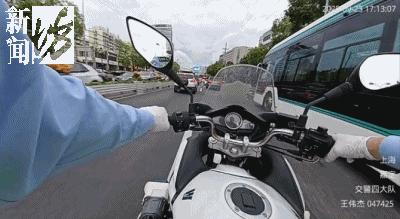 皇冠信用网代理登3_事发上海晚高峰！汹涌车流中皇冠信用网代理登3，一男子绝望跳车，直奔民警而去……