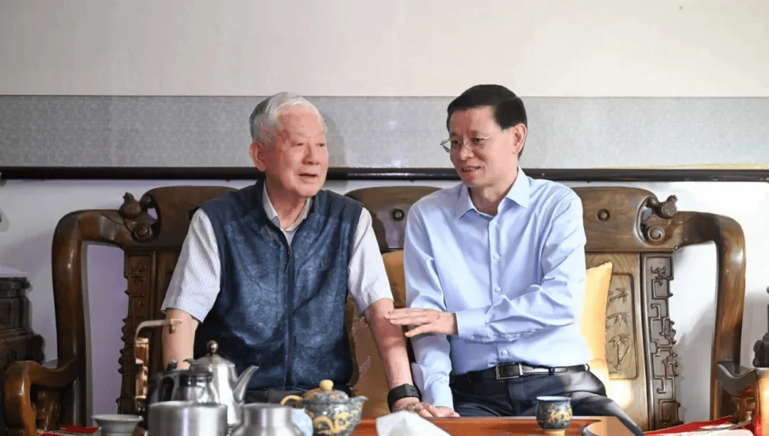 皇冠信用網平台_许昆林看望慰问正省级老同志