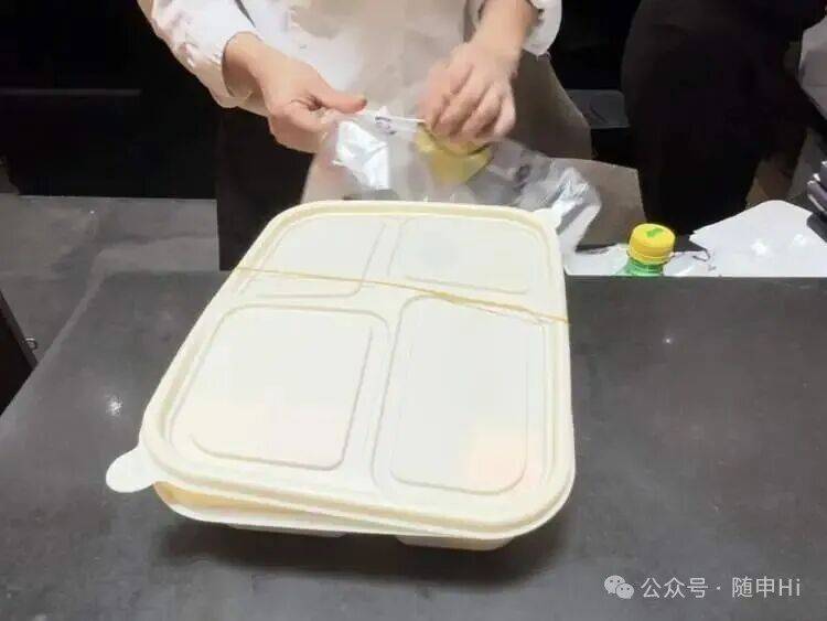 皇冠信用网怎么弄_上海五星级酒店皇冠信用网怎么弄，突然大排长龙！25元装满满一盒，菜品可自选，市民直呼划算