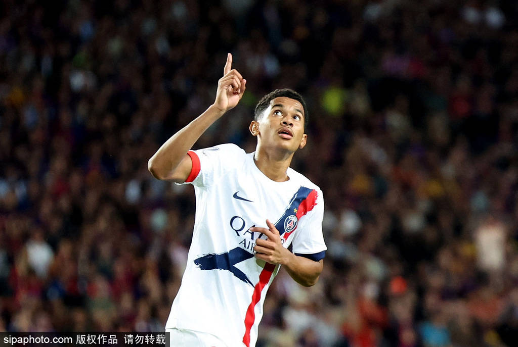 皇冠信用网去哪里弄_欧冠-费兰建功拉莫斯第90分钟绝杀 巴黎客场2-1逆转巴萨