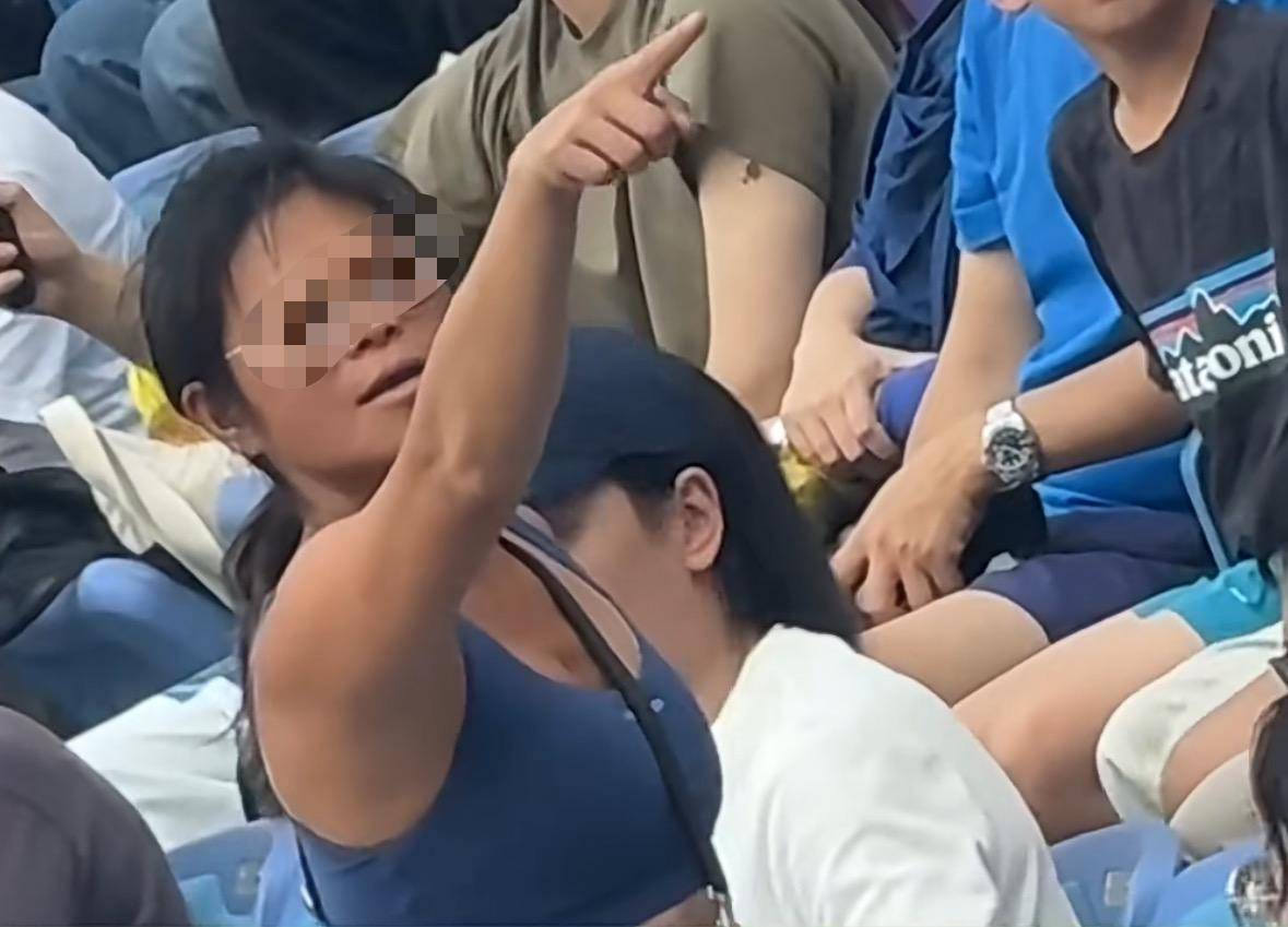 皇冠信用盘代理申条件_女子酒后观看上海大师赛多次尖叫被抬走处罚皇冠信用盘代理申条件!主办方发提醒