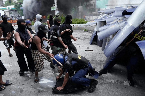 皇冠信用網代理申条件_总统府前被烧成火海皇冠信用網代理申条件，总统却下落不明！菲律宾一夜变天，20城全乱了