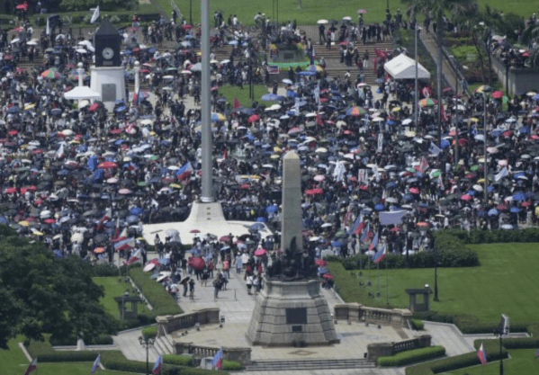 皇冠信用網代理申条件_总统府前被烧成火海皇冠信用網代理申条件，总统却下落不明！菲律宾一夜变天，20城全乱了