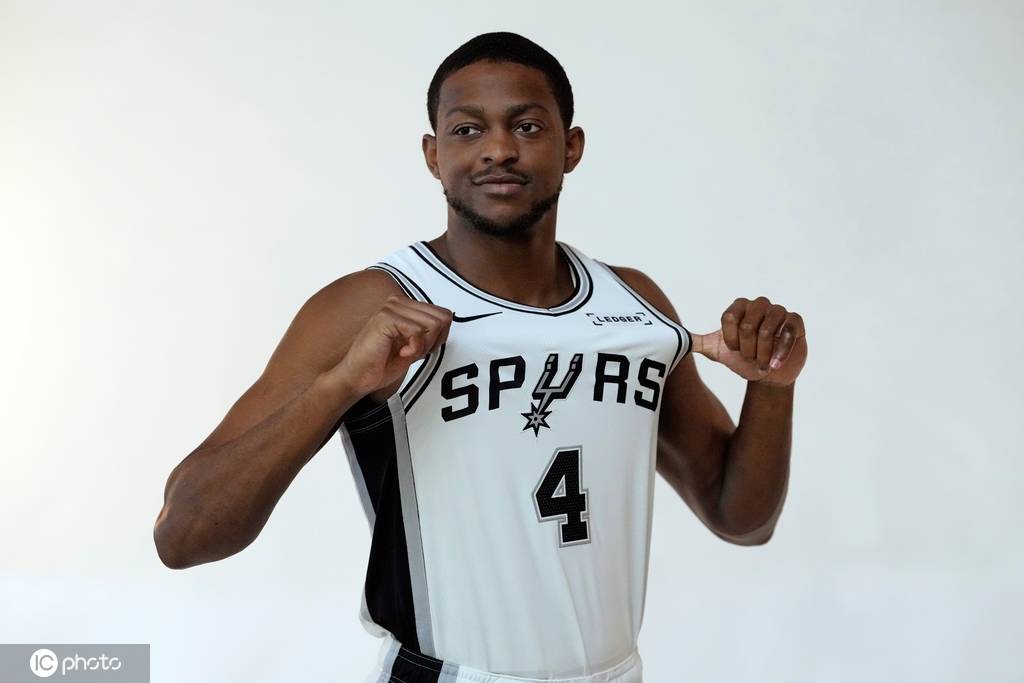 皇冠信用代理_30天30队马刺：文班化解血栓危机 重建又遇三PG难题