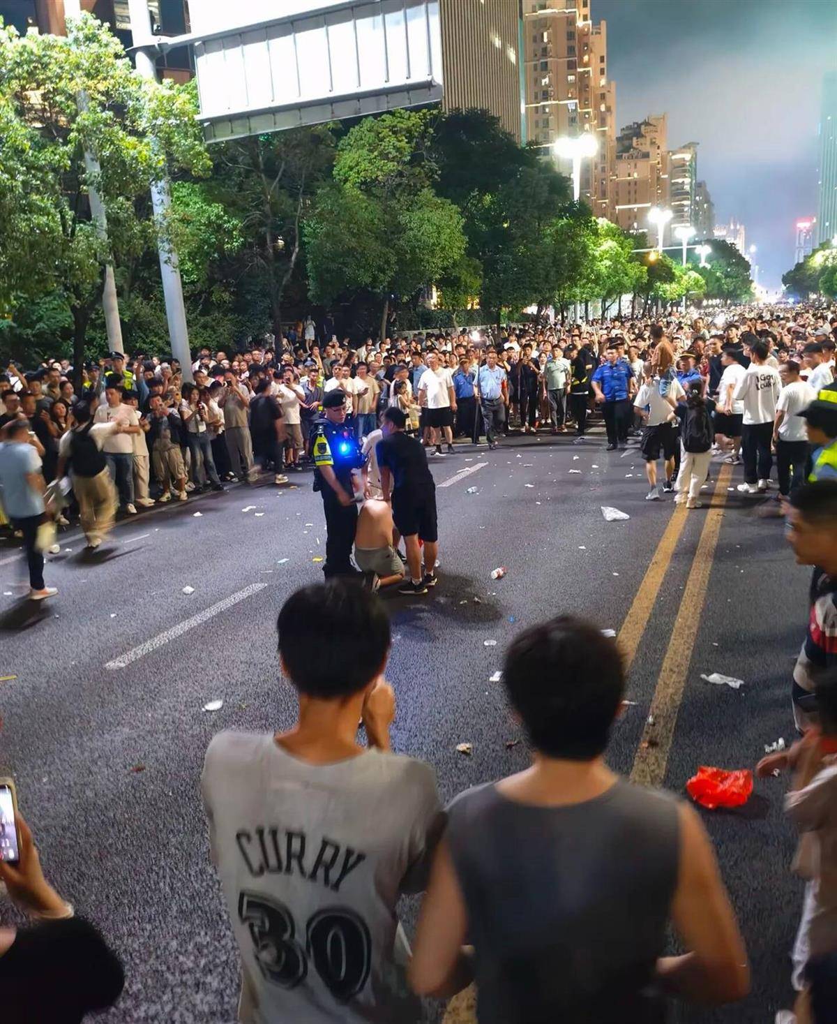 皇冠登录地址_男子手拿折扇逛街却被看成持刀皇冠登录地址，被路人踹倒抓进派出所，当事人：至今都是蒙的