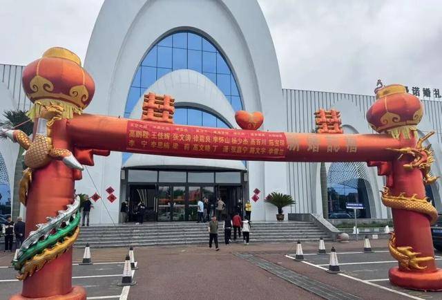皇冠足球平台在哪里注册_山东一酒店一天办8场婚礼皇冠足球平台在哪里注册，新人共用一个充气拱门，酒店称免费提供：大家都想放前面，顺序不好协调