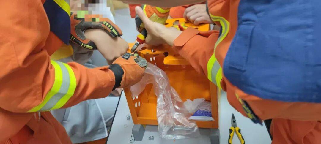 皇冠信用网代理申请_“同学皇冠信用网代理申请，别乱伸手！”中学生因贪玩手指被卡