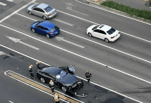 皇冠信用网站_比亚迪车主多处骨折皇冠信用网站，其妻发声：往后日子不知怎么过！陈震车祸后再度致歉