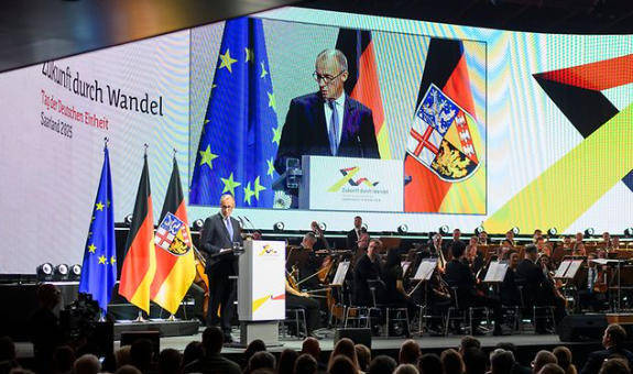 皇冠信用网结算日_德国总理承认:西方“民主”以前被世界仰望、效仿皇冠信用网结算日,现在正失去吸引力