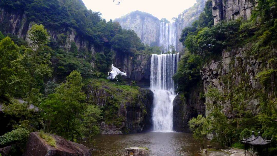 皇冠足球平台代理申请_女生瀑布前拍视频皇冠足球平台代理申请,空中突然飘来一排人