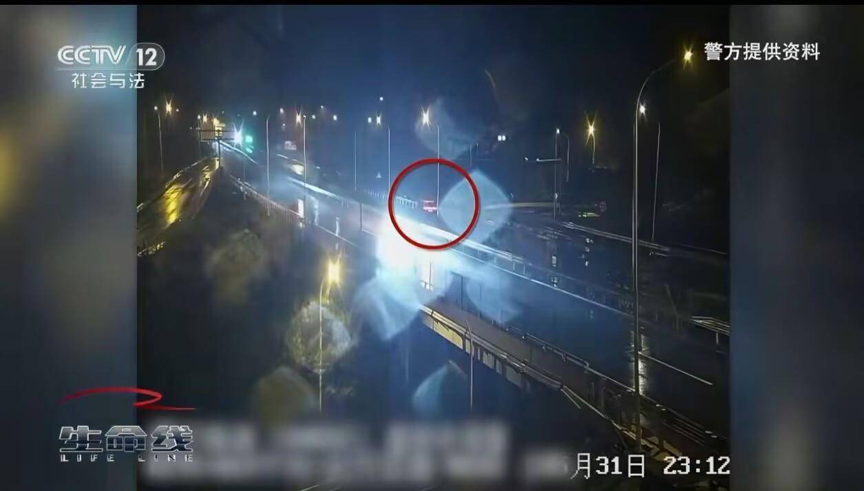 皇冠信用网会员开户_男子喝3斤白酒用智驾行驶20公里后在高速上睡着了皇冠信用网会员开户，因醉酒驾驶被判拘役一个月，交警回应