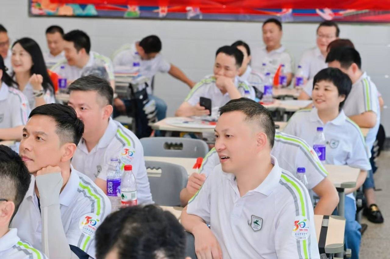 皇冠2登录welcome_那个让老师骄傲的“调皮”班级！30年同学聚会皇冠2登录welcome，还伴有一封来自贵州的感谢信