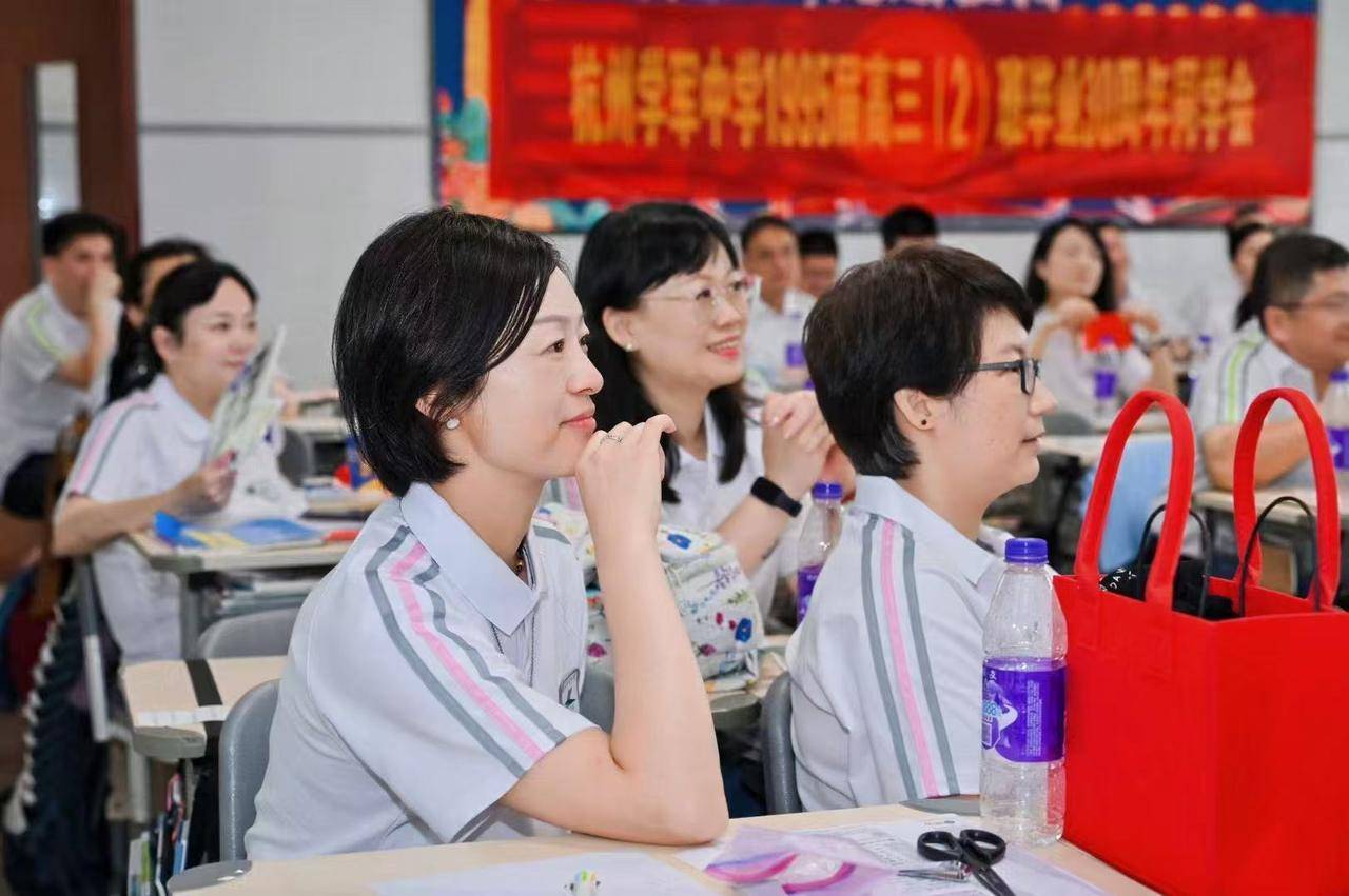 皇冠2登录welcome_那个让老师骄傲的“调皮”班级！30年同学聚会皇冠2登录welcome，还伴有一封来自贵州的感谢信