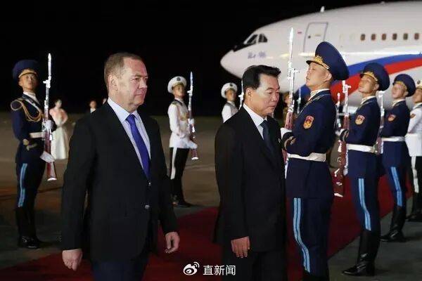 皇冠信用网账号申请_梅德韦杰夫抵朝鲜时发帖:朋友依然相伴皇冠信用网账号申请,敌人则瑟缩颤抖