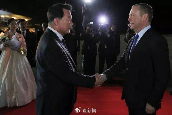 皇冠信用网账号申请_梅德韦杰夫抵朝鲜时发帖:朋友依然相伴皇冠信用网账号申请,敌人则瑟缩颤抖