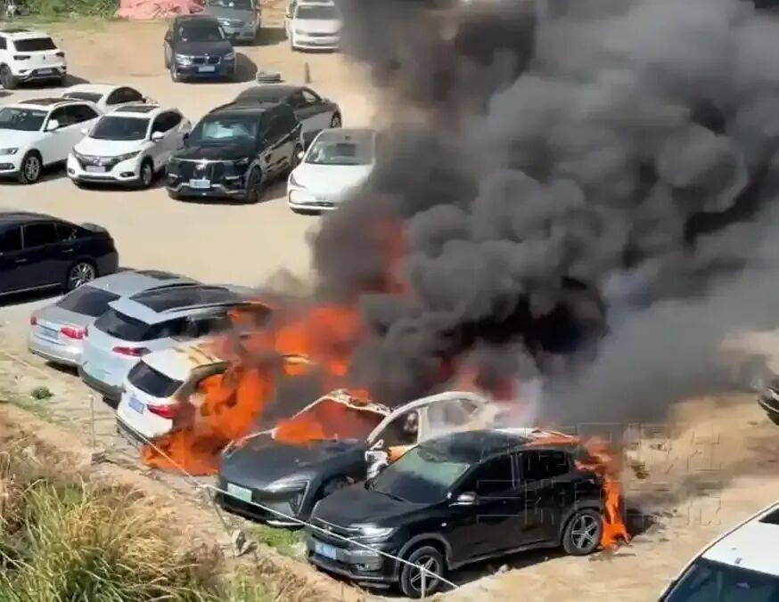 皇冠信用网去哪里弄_一电车起火致8车烧毁皇冠信用网去哪里弄,阿维塔发情况说明:排除动力电池、驱动电机、高压电控故障等导致起火