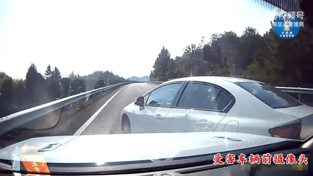 皇冠信用网在线注册_“我撒谎天打雷劈！”男子高速突然强行变道致翻车皇冠信用网在线注册，反诬赖对方