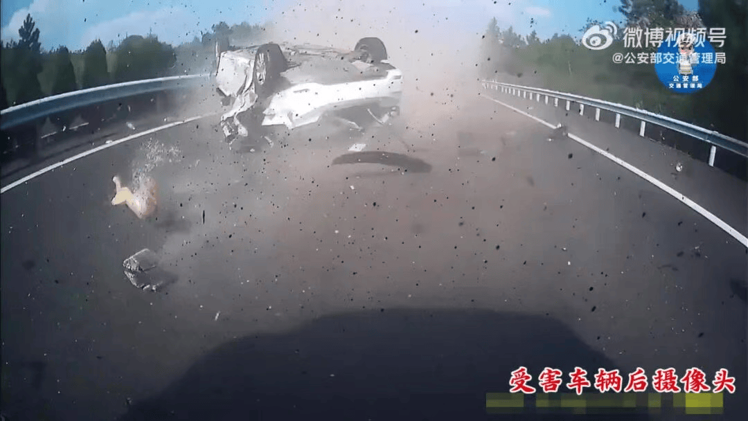 皇冠信用网在线注册_“我撒谎天打雷劈！”男子高速突然强行变道致翻车皇冠信用网在线注册，反诬赖对方