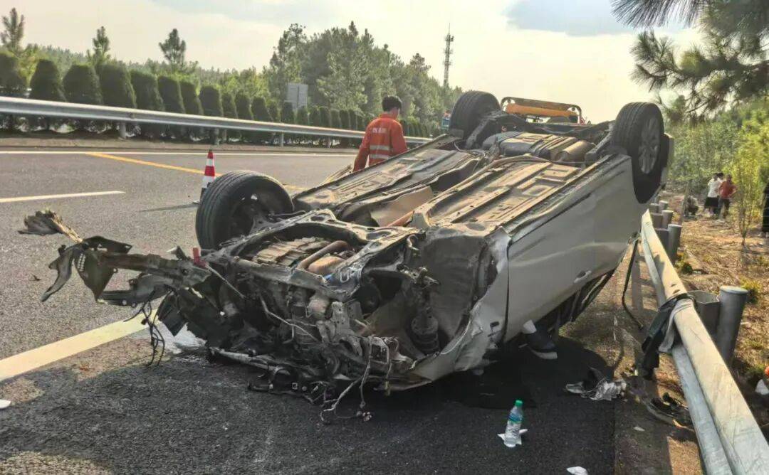 皇冠信用网在线注册_“我撒谎天打雷劈！”男子高速突然强行变道致翻车皇冠信用网在线注册，反诬赖对方