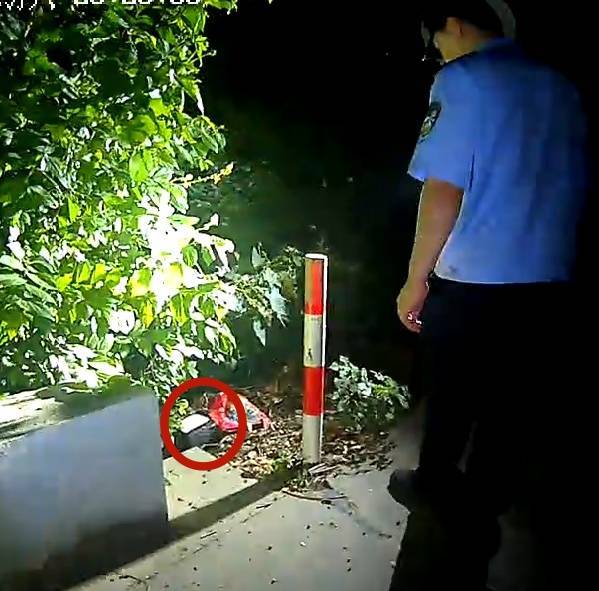 皇冠信用網可以占几成
_浙江一姑娘以奶茶为记号皇冠信用網可以占几成
，竟然在草丛里藏了11万现金！