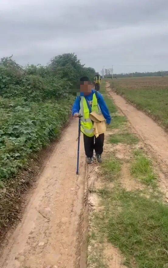 皇冠官网_湖北一男子辞掉月薪2万元工作皇冠官网，带9岁儿子徒步千里，计划60天走到山东……原因让人泪目