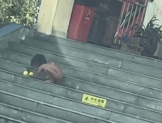 皇冠皇冠足球平台
_四川一高速服务区现“野人小孩”?当地公安和妇联:有监护人陪伴皇冠皇冠足球平台
,已经介入