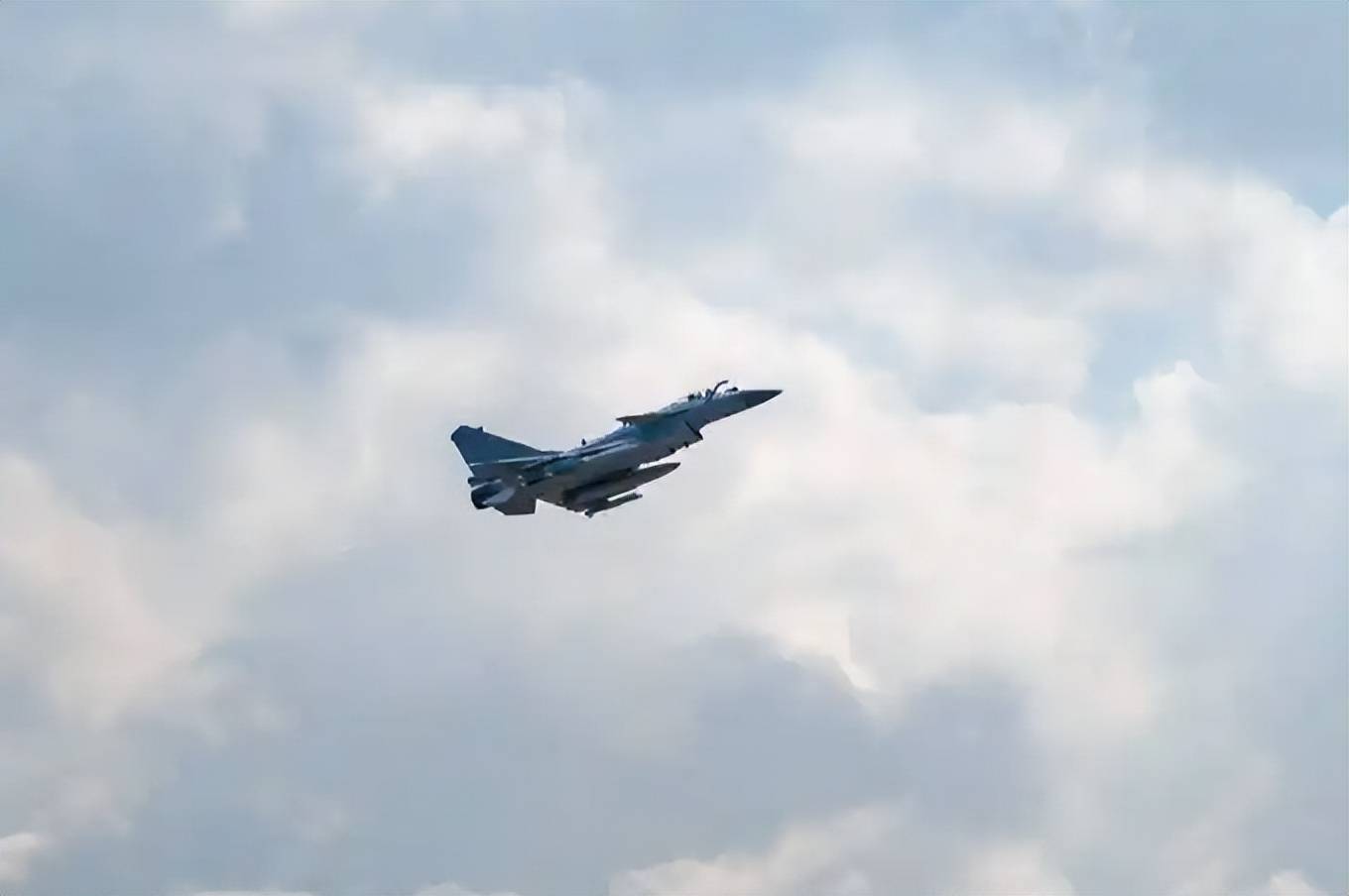 皇冠信用网如何申请
_中国歼-10C机群飞越红海皇冠信用网如何申请
，西方雷达竟毫无反应！印尼马上宣布采购42架