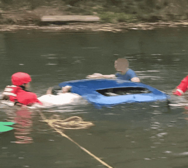 怎么开皇冠信用網
_女儿被困坠河车内怎么开皇冠信用網
，父亲借渔网撬门救女，关键时刻......