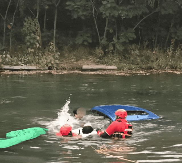 怎么开皇冠信用網
_女儿被困坠河车内怎么开皇冠信用網
，父亲借渔网撬门救女，关键时刻......