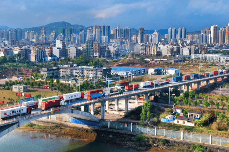 足球大小_广西东兴国企总经理被指“出轨抓现行”足球大小，已免职！9月曾现身