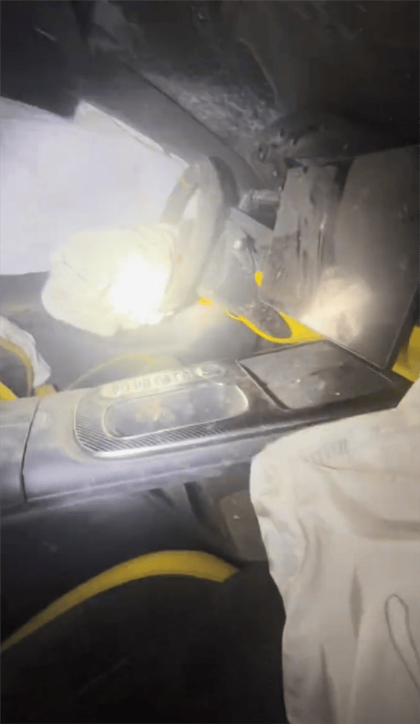 皇冠信用網在线开户
_新疆一小米SU7 Ultra飞坡10多米翻滚多圈！车主发文：门能开皇冠信用網在线开户
，没起火