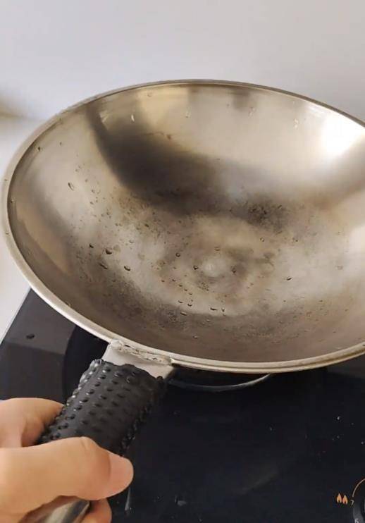 世界杯信用网怎么注册
_铁锅用了二三十年仍不粘不锈世界杯信用网怎么注册
，女子在线寻厂家想“再买一个”，厂家称已停产