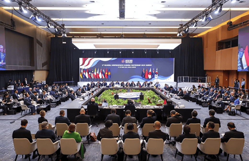 皇冠信用网在线申请
_特朗普刚走皇冠信用网在线申请
,中国和东盟的节奏就变了,连续开了两场没有美国的会