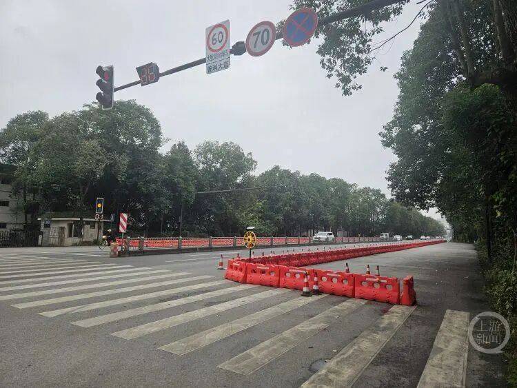 足球登2出租
_成都一辆客车撞上货车足球登2出租
，事故已致6人死亡！多部门称正在调查