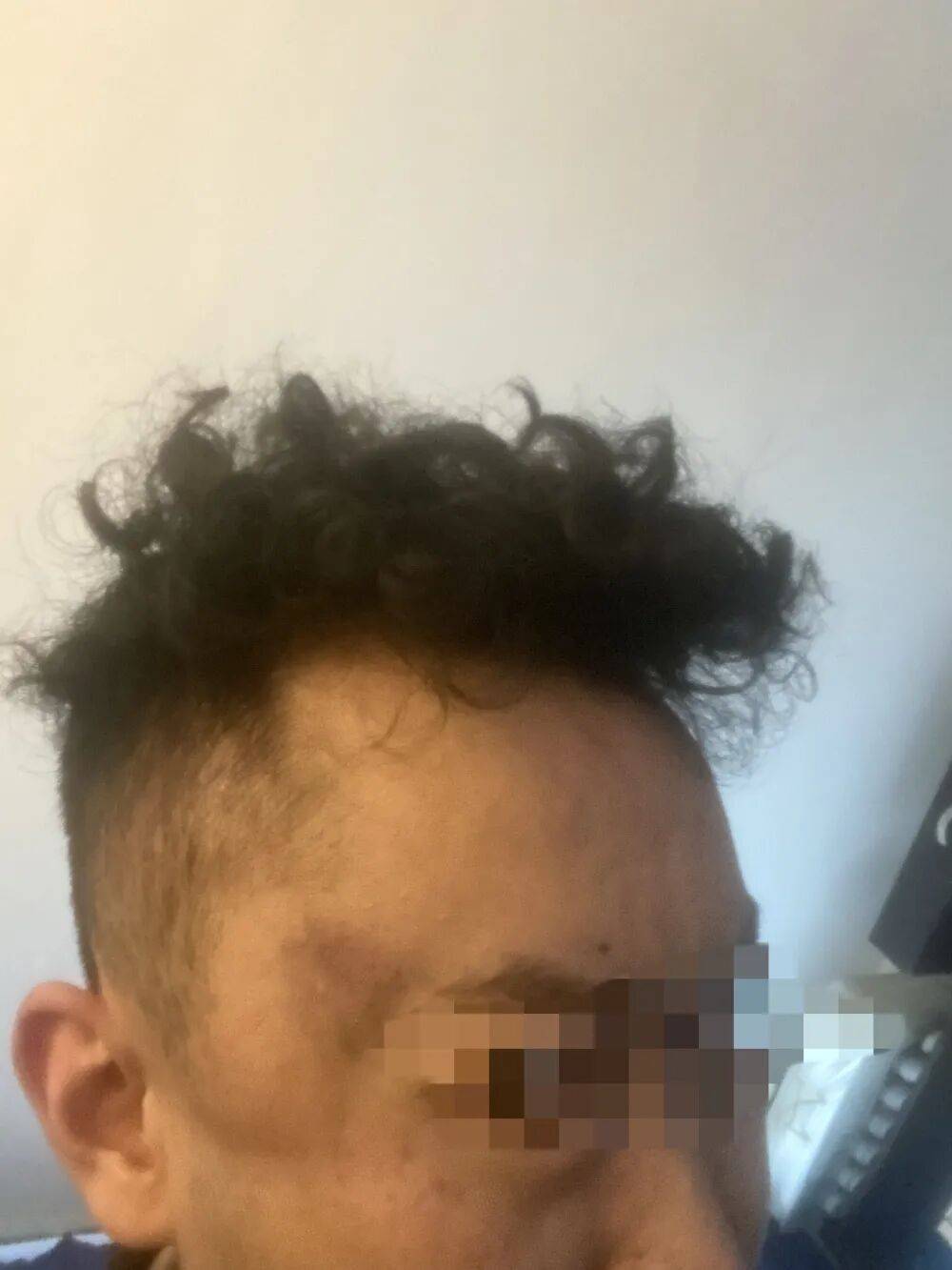 皇冠信用开号
_母亲派出所里遭民警责骂皇冠信用开号
，男子插话后被拖进女厕群殴！涉案警员公开受审