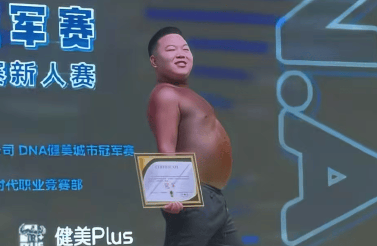 英格兰冠军联赛_175斤“小胖子”再战健美比赛获网友力挺英格兰冠军联赛，拿下线上人气冠军，本人回应：将认真减重，以更专业的状态上赛场