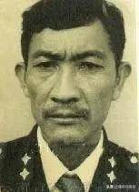 皇冠足球平台代理申请_中国警察向昆明劫匪下跪皇冠足球平台代理申请，这一跪，跪出多少人的眼泪