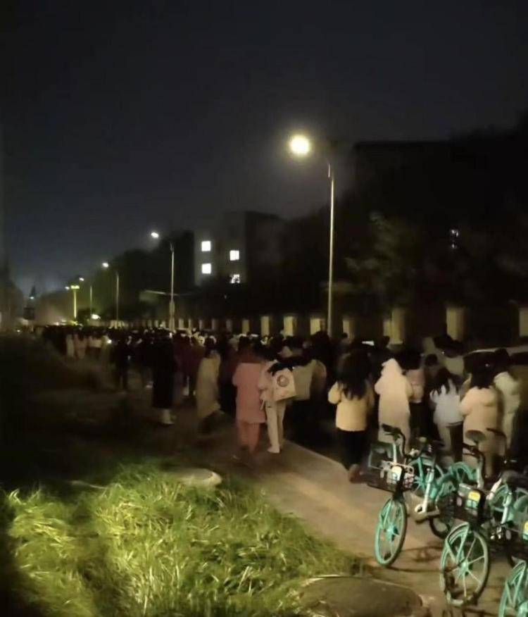 皇冠信用代理出租_贵州医科大学多名学生半夜被疏散皇冠信用代理出租，校方：宿舍楼出现燃气泄漏