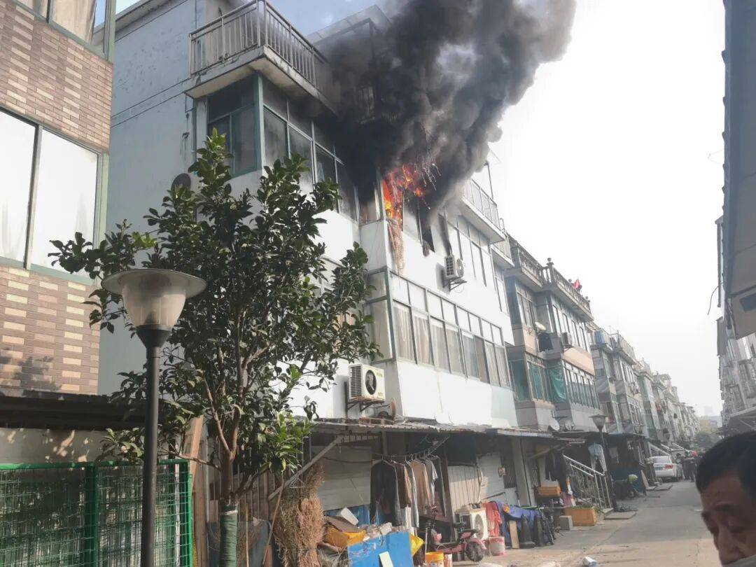 洲际附加赛2组_一张危险的“蜘蛛网”洲际附加赛2组，将出租房烧了个精光？