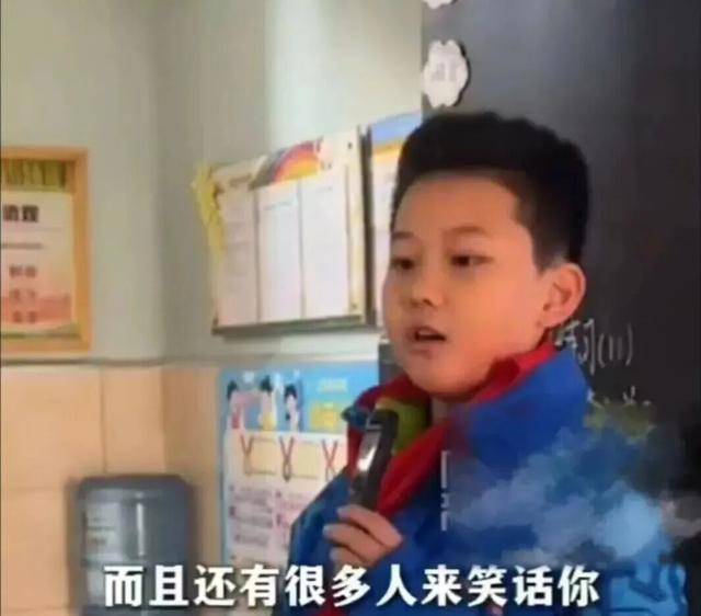 皇冠体育官网_校服被写侮辱性文字皇冠体育官网，9岁男孩勇敢发声！全网点赞