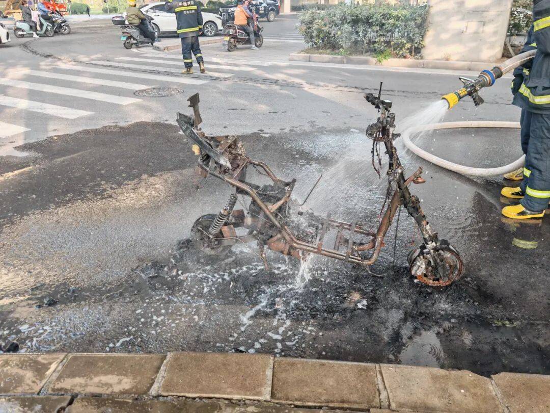 皇冠会员网址_集中曝光皇冠会员网址！郑州市2025年11月共发生13起电动自行车火灾！