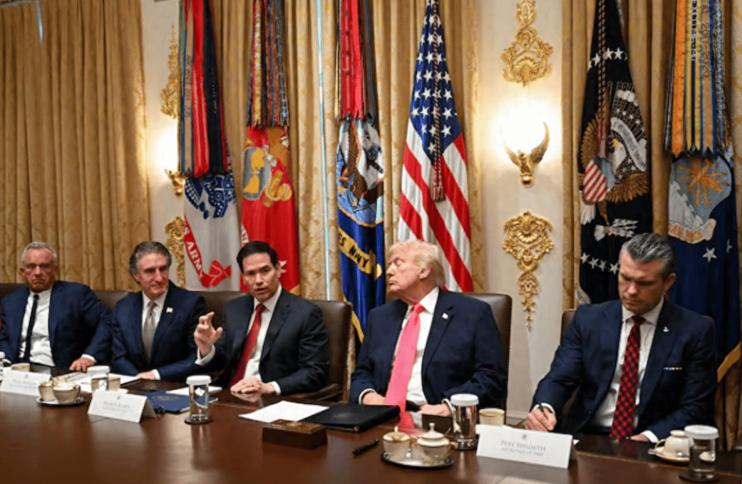 谢周三vs 诺维奇_一份绝密报告谢周三vs 诺维奇，让白宫高层脸色煞白，干涉台海是把美国往火坑里推！