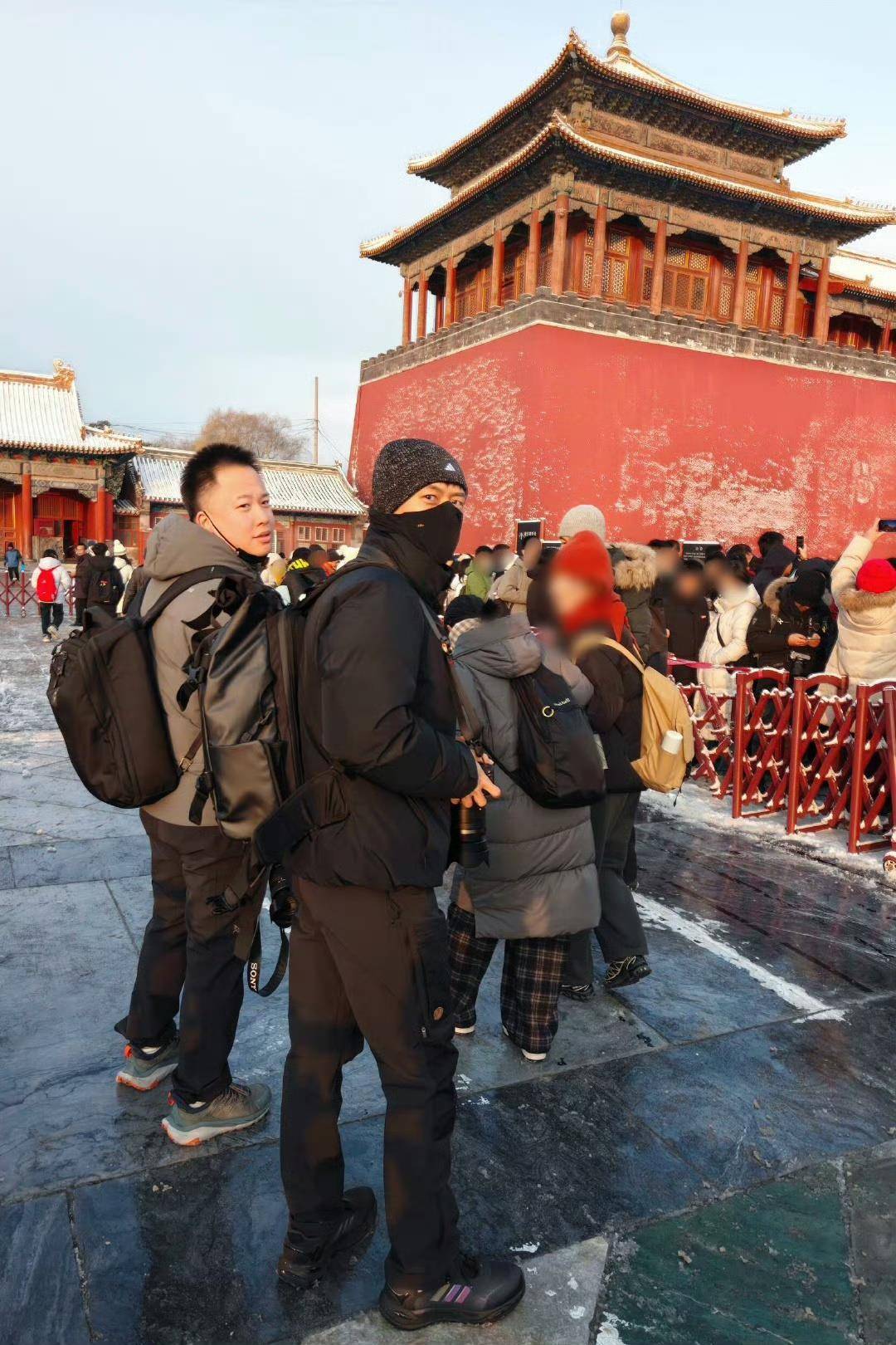 皇冠信用网注册开户_北京初雪后多位路人在故宫偶遇李现皇冠信用网注册开户，他手里拿着相机，网友：期待他更新故宫雪景照片