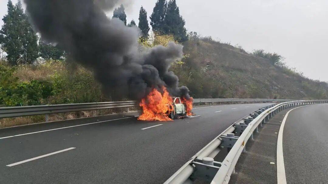 孟菲斯灰熊vs波士顿凯尔特人_四川高速上一汽车突发自燃！车内两人闻到异味后果断弃车孟菲斯灰熊vs波士顿凯尔特人，成功逃生