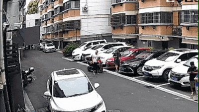 皇冠信用盘账号开通_砰！浙江女子刚坐进车里皇冠信用盘账号开通，一把菜刀砸在眼前，随后剪刀又飞来