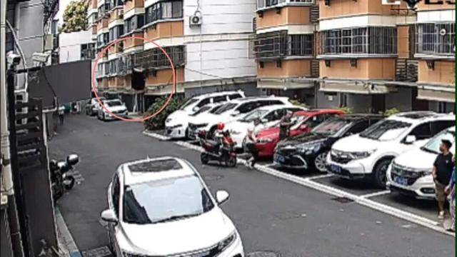 皇冠信用盘账号开通_砰！浙江女子刚坐进车里皇冠信用盘账号开通，一把菜刀砸在眼前，随后剪刀又飞来