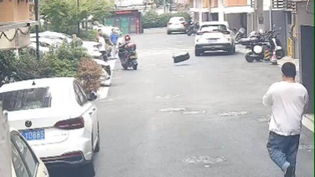 皇冠信用盘账号开通_砰！浙江女子刚坐进车里皇冠信用盘账号开通，一把菜刀砸在眼前，随后剪刀又飞来