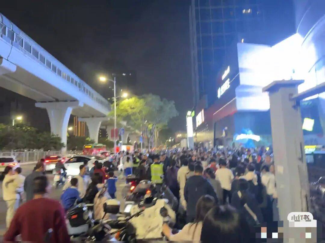 租用足球平台
_市民投诉深圳一商圈刚开业租用足球平台
,就被“电鸡”围堵了!部门回应