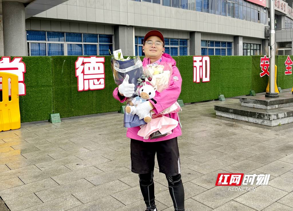 中国超级联赛_两个湖南“蛮子”的湘超赌约：结果一人徒步300公里中国超级联赛，一人徒步180公里