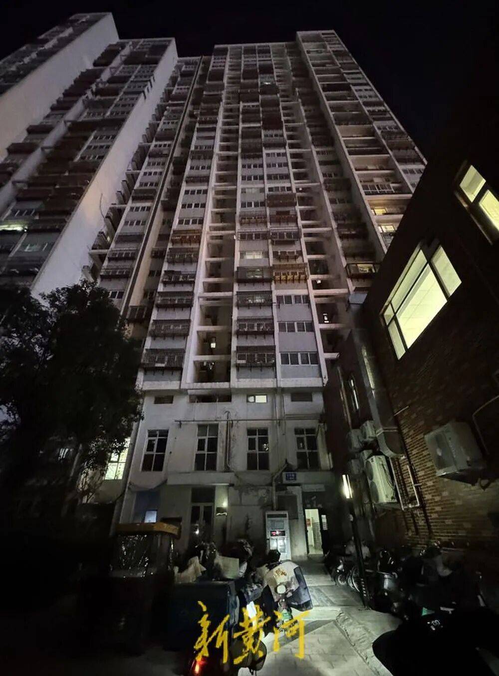 米迪兰特 v 希伯尼安_济南一栋34层住户楼仅一台电梯运行米迪兰特 v 希伯尼安，200余户居民陷“上下两难”，记者实测高峰期顶层下至1层用时超10分钟，多方回应